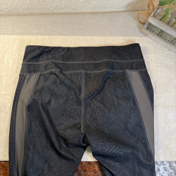 Lululemon Light Speed Tight Full-On Luxtreme Size 10 Black Snake Reflective - Picture 6 of 12